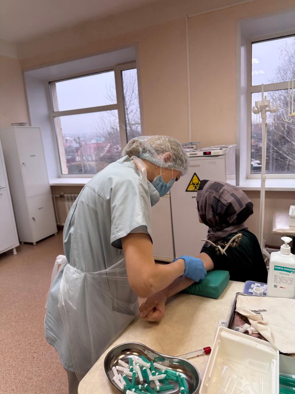 ВИЧ – это сокращенное название вируса иммунодефицита человека, т.е. вируса, поражающего иммунную систему.  ВИЧ живет и размножается только в организме человека.